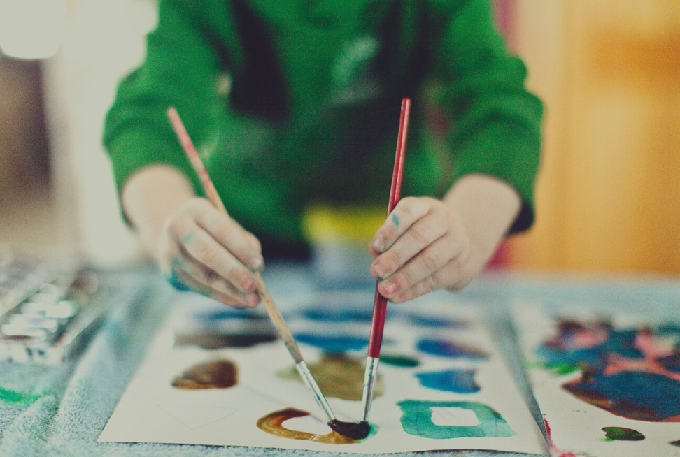 imagen de un niño pintando