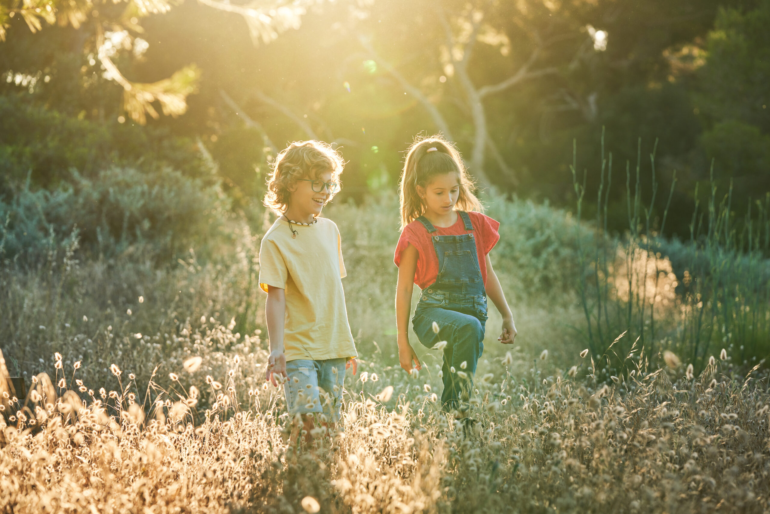 Foto de dos niños paseando por el campo